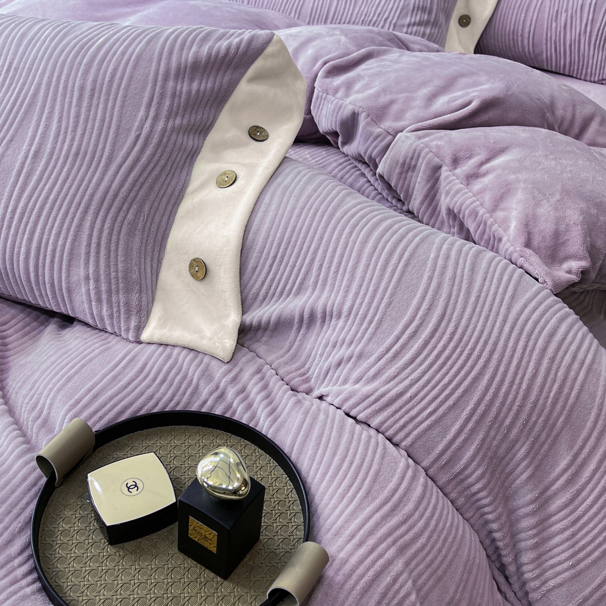 91家纺网 家纺一手货源 找家纺 慕希家纺 2025新款亲肤舒适高克重牛奶绒纽扣款四件套 纽扣款-罗兰紫