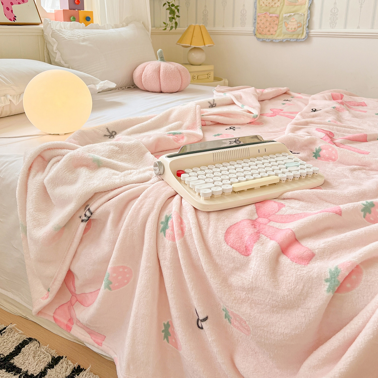 91家纺网 家纺一手货源 找家纺 初念 2025新款四季款双面牛奶绒多功能毛毯 草莓园