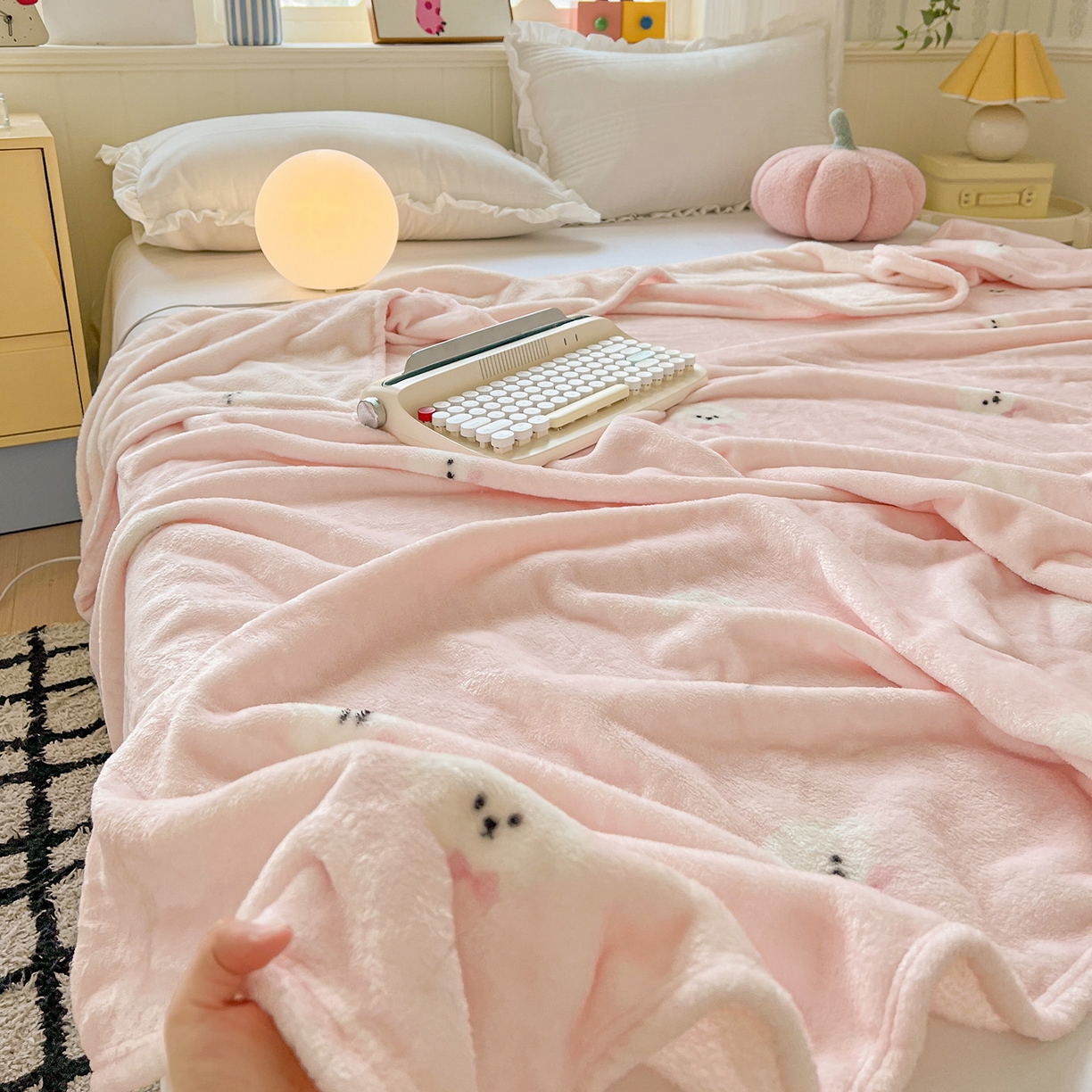 91家纺网 家纺一手货源 找家纺 初念 2025新款四季款双面牛奶绒多功能毛毯 可爱狗头-粉