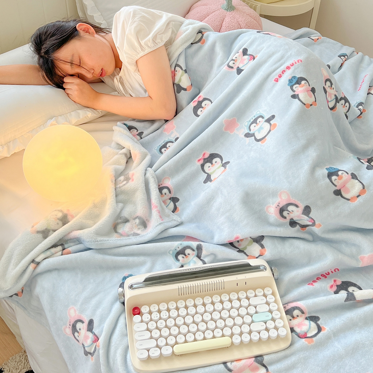 91家纺网 家纺一手货源 找家纺 初念 2025新款四季款双面牛奶绒多功能毛毯 QQ企鹅