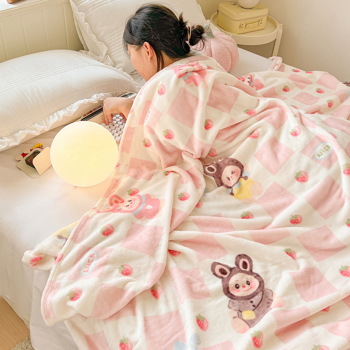 91家纺网 家纺一手货源 找家纺 初念 2025新款四季款双面牛奶绒多功能毛毯 奶糖拉布布