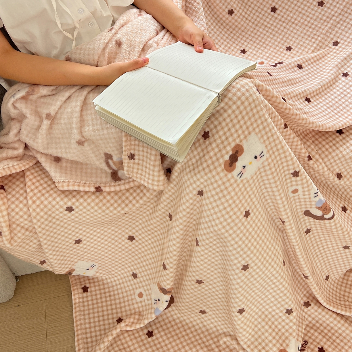 91家纺网 家纺一手货源 找家纺 初念 2025新款四季款双面牛奶绒多功能毛毯 咖星小猫