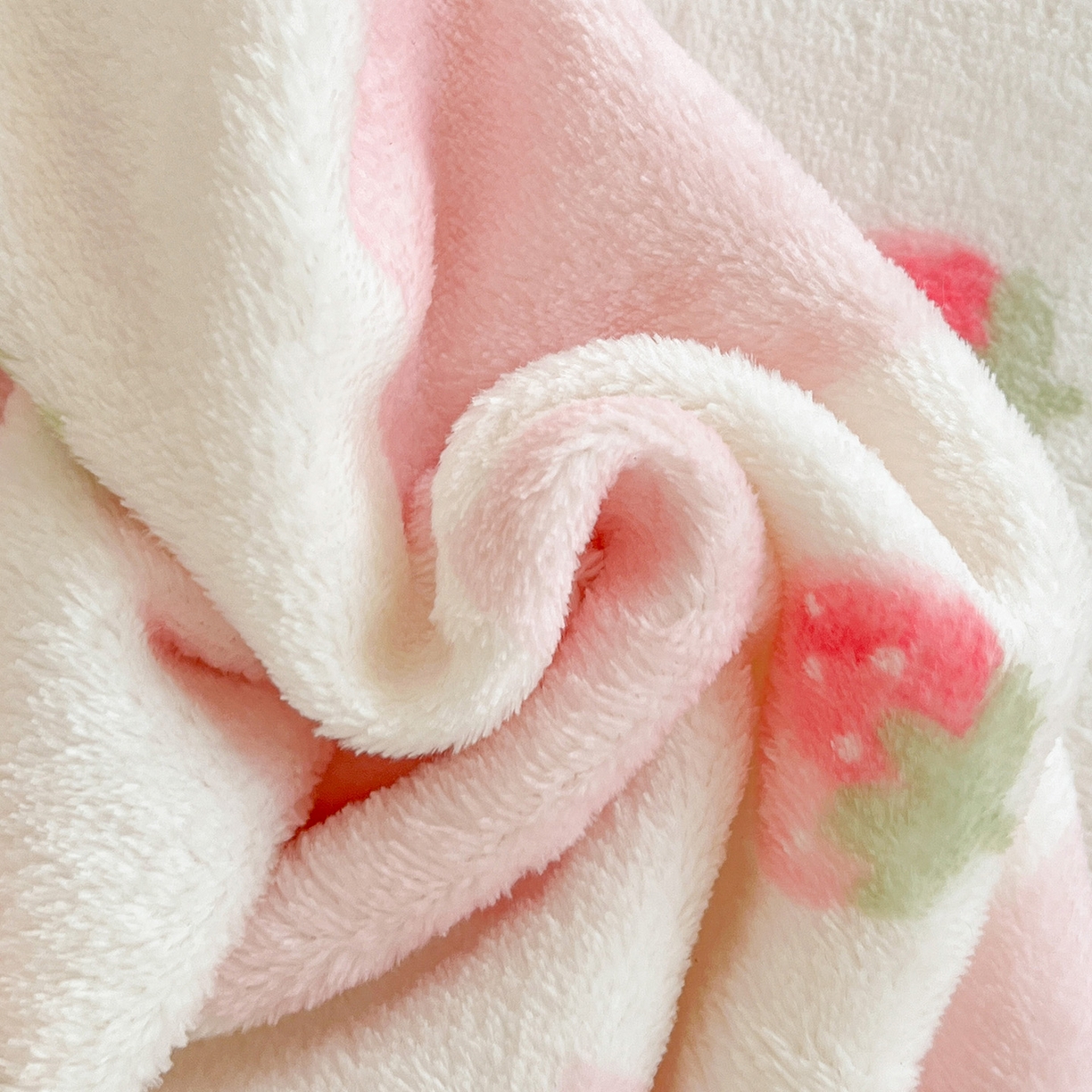 91家纺网 家纺一手货源 找家纺 初念 2025新款四季款双面牛奶绒多功能毛毯 奶糖拉布布