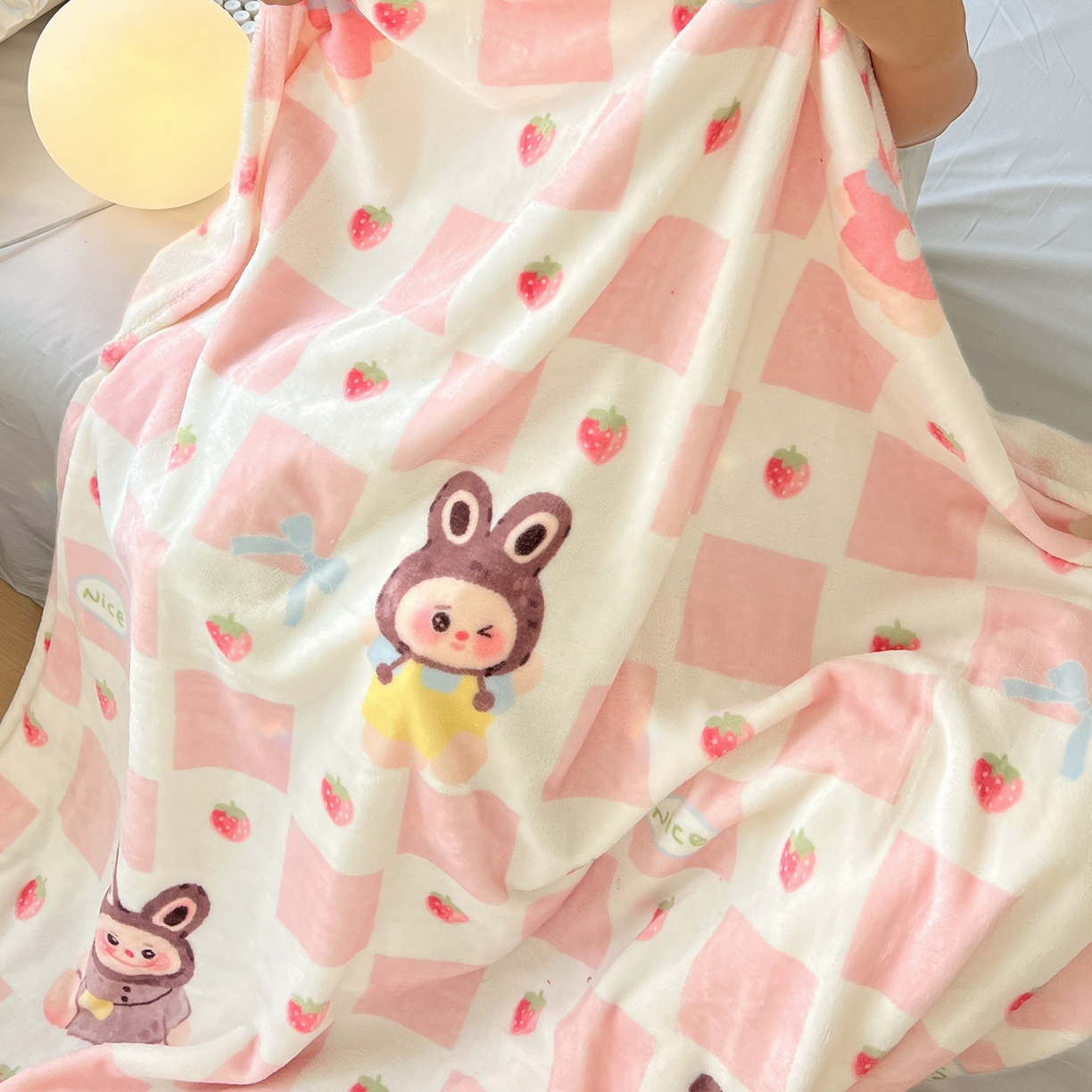 91家纺网 家纺一手货源 找家纺 初念 2025新款四季款双面牛奶绒多功能毛毯 奶糖拉布布