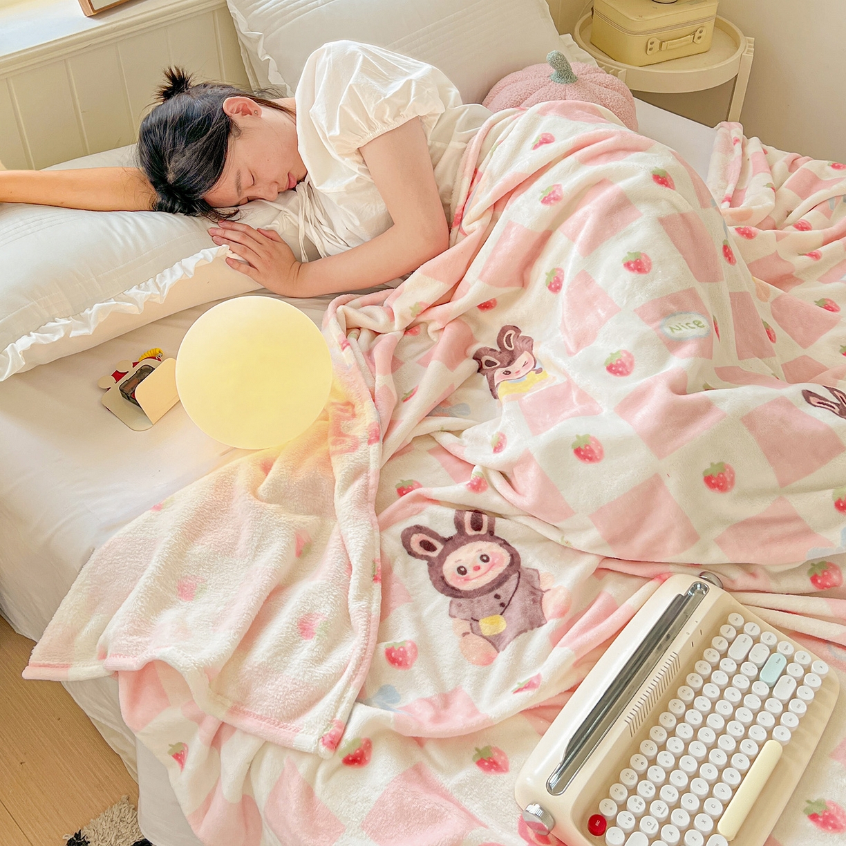 91家纺网 家纺一手货源 找家纺 初念 2025新款四季款双面牛奶绒多功能毛毯 奶糖拉布布