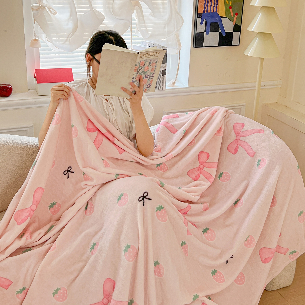 91家纺网 家纺一手货源 找家纺 初念 2025新款四季款双面牛奶绒多功能毛毯 草莓园