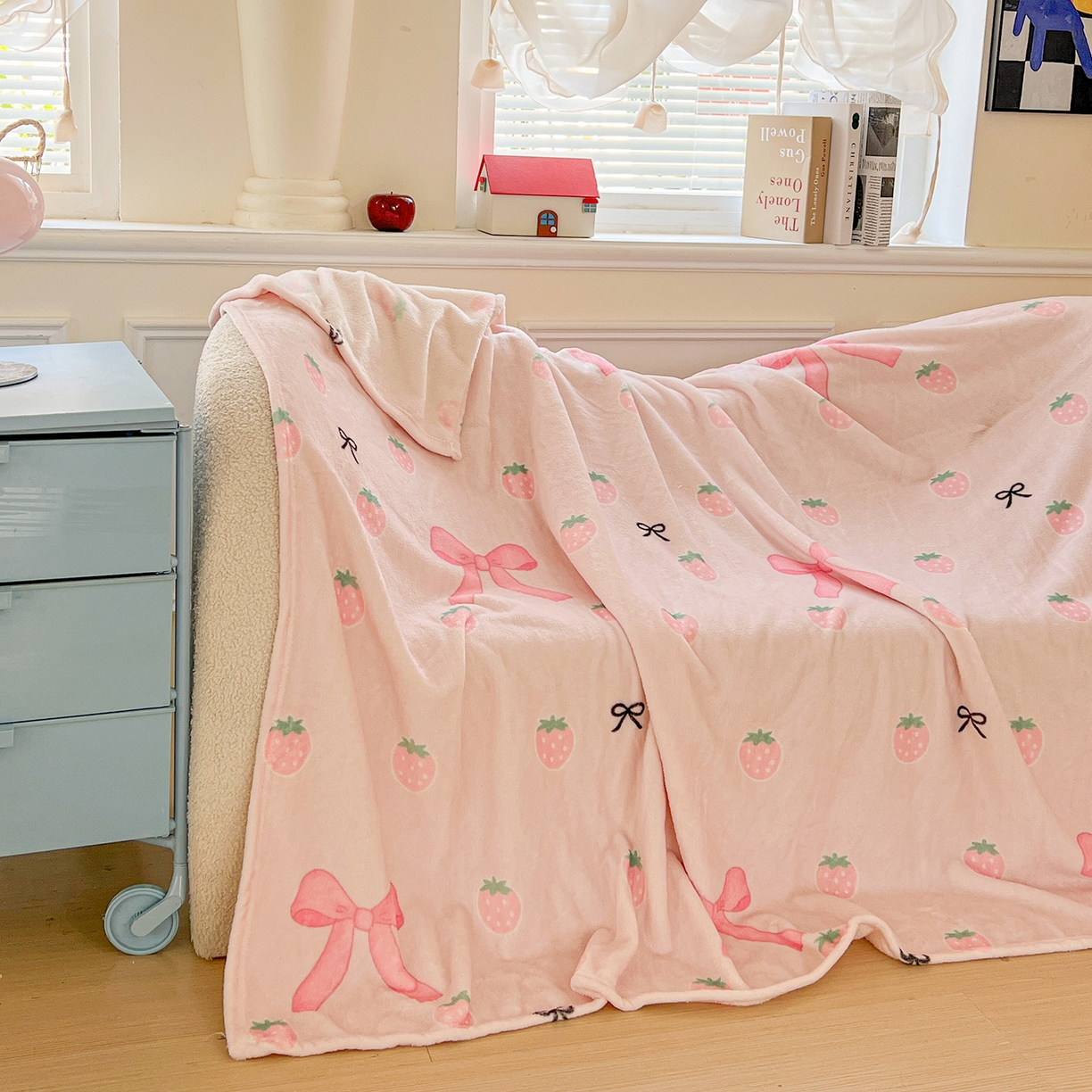 91家纺网 家纺一手货源 找家纺 初念 2025新款四季款双面牛奶绒多功能毛毯 草莓园