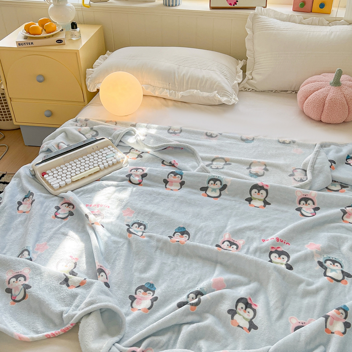 91家纺网 家纺一手货源 找家纺 初念 2025新款四季款双面牛奶绒多功能毛毯 QQ企鹅