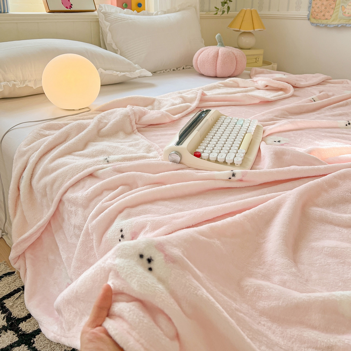 91家纺网 家纺一手货源 找家纺 初念 2025新款四季款双面牛奶绒多功能毛毯 可爱狗头-粉