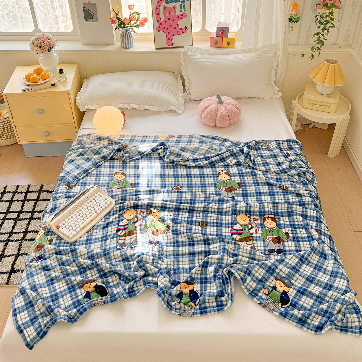 91家纺网 家纺一手货源 找家纺 初念 2025新款四季款双面牛奶绒多功能毛毯 穿鞋的熊