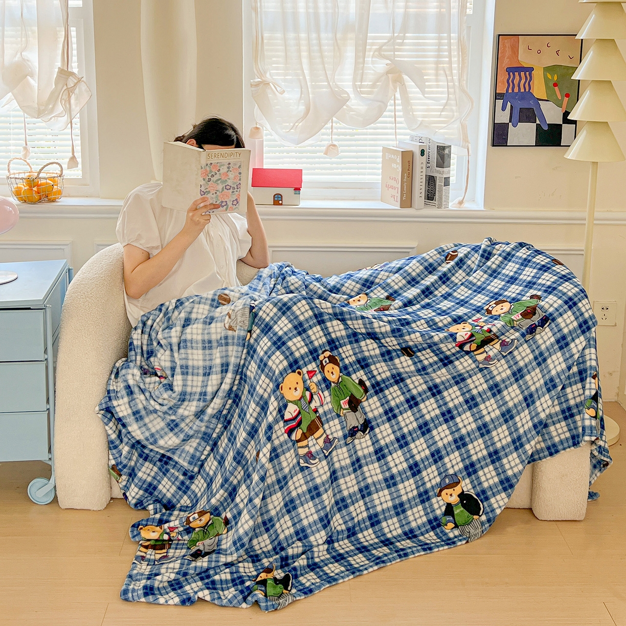 91家纺网 家纺一手货源 找家纺 初念 2025新款四季款双面牛奶绒多功能毛毯 穿鞋的熊