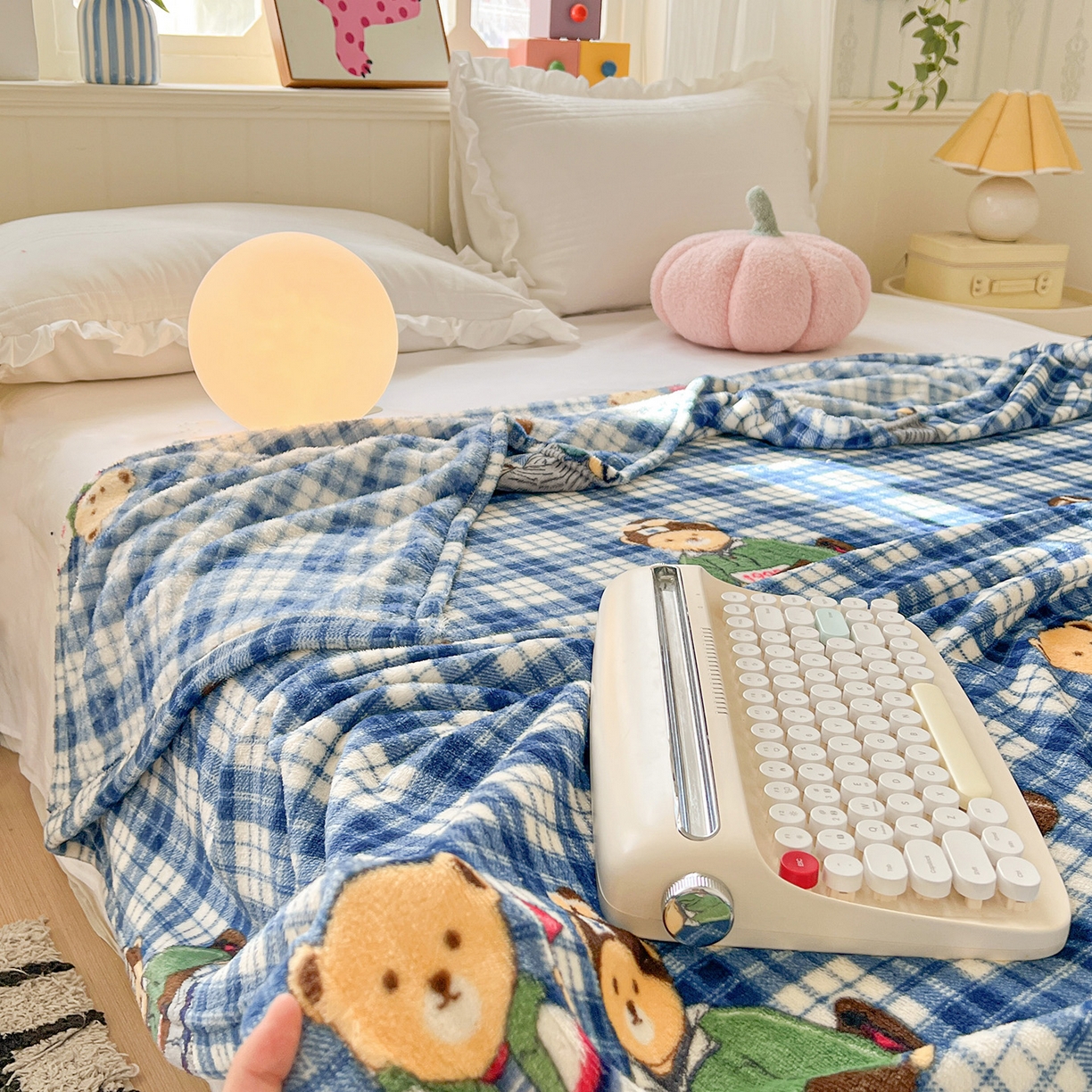 91家纺网 家纺一手货源 找家纺 初念 2025新款四季款双面牛奶绒多功能毛毯 穿鞋的熊