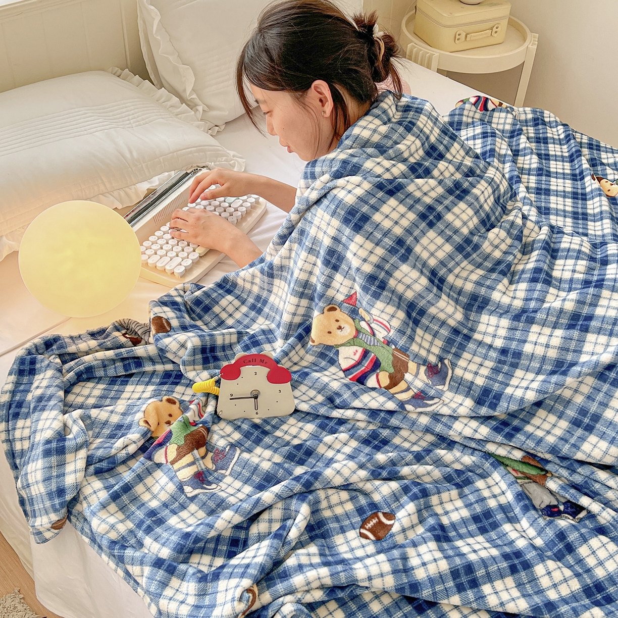 91家纺网 家纺一手货源 找家纺 初念 2025新款四季款双面牛奶绒多功能毛毯 穿鞋的熊