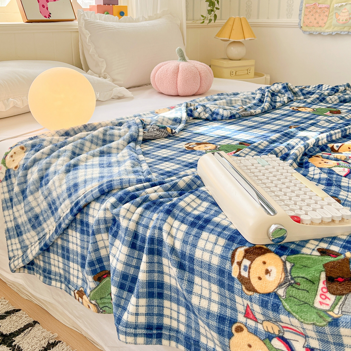 91家纺网 家纺一手货源 找家纺 初念 2025新款四季款双面牛奶绒多功能毛毯 穿鞋的熊