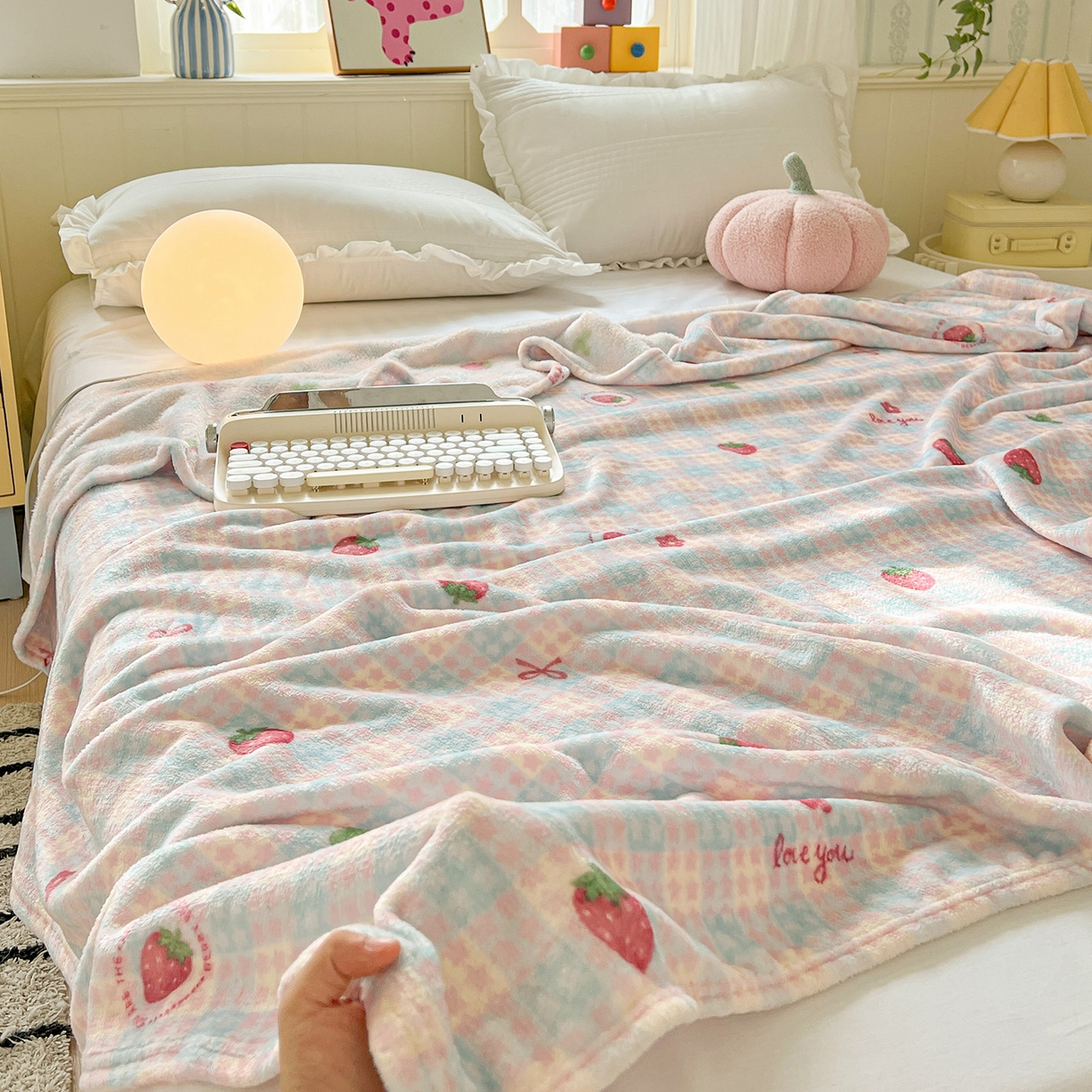 91家纺网 家纺一手货源 找家纺 初念 2025新款四季款双面牛奶绒多功能毛毯 草莓奶茶