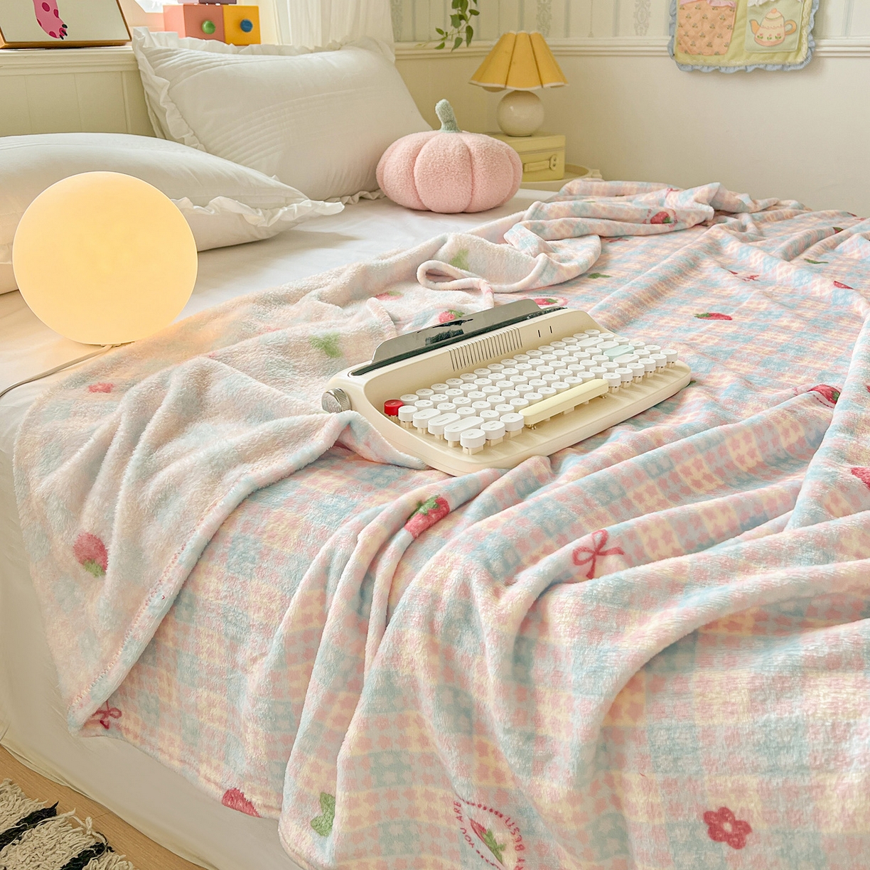 91家纺网 家纺一手货源 找家纺 初念 2025新款四季款双面牛奶绒多功能毛毯 草莓奶茶