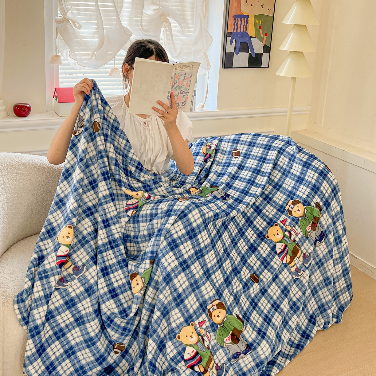 91家纺网 家纺一手货源 找家纺 初念 2025新款四季款双面牛奶绒多功能毛毯 穿鞋的熊