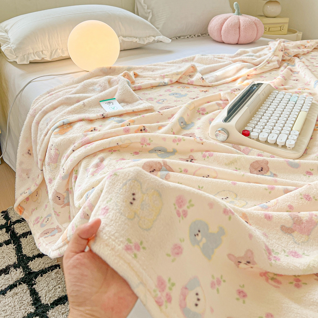 91家纺网 家纺一手货源 找家纺 初念 2025新款四季款双面牛奶绒多功能毛毯 小狗团子