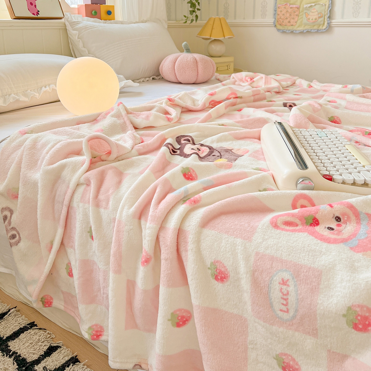 91家纺网 家纺一手货源 找家纺 初念 2025新款四季款双面牛奶绒多功能毛毯 奶糖拉布布