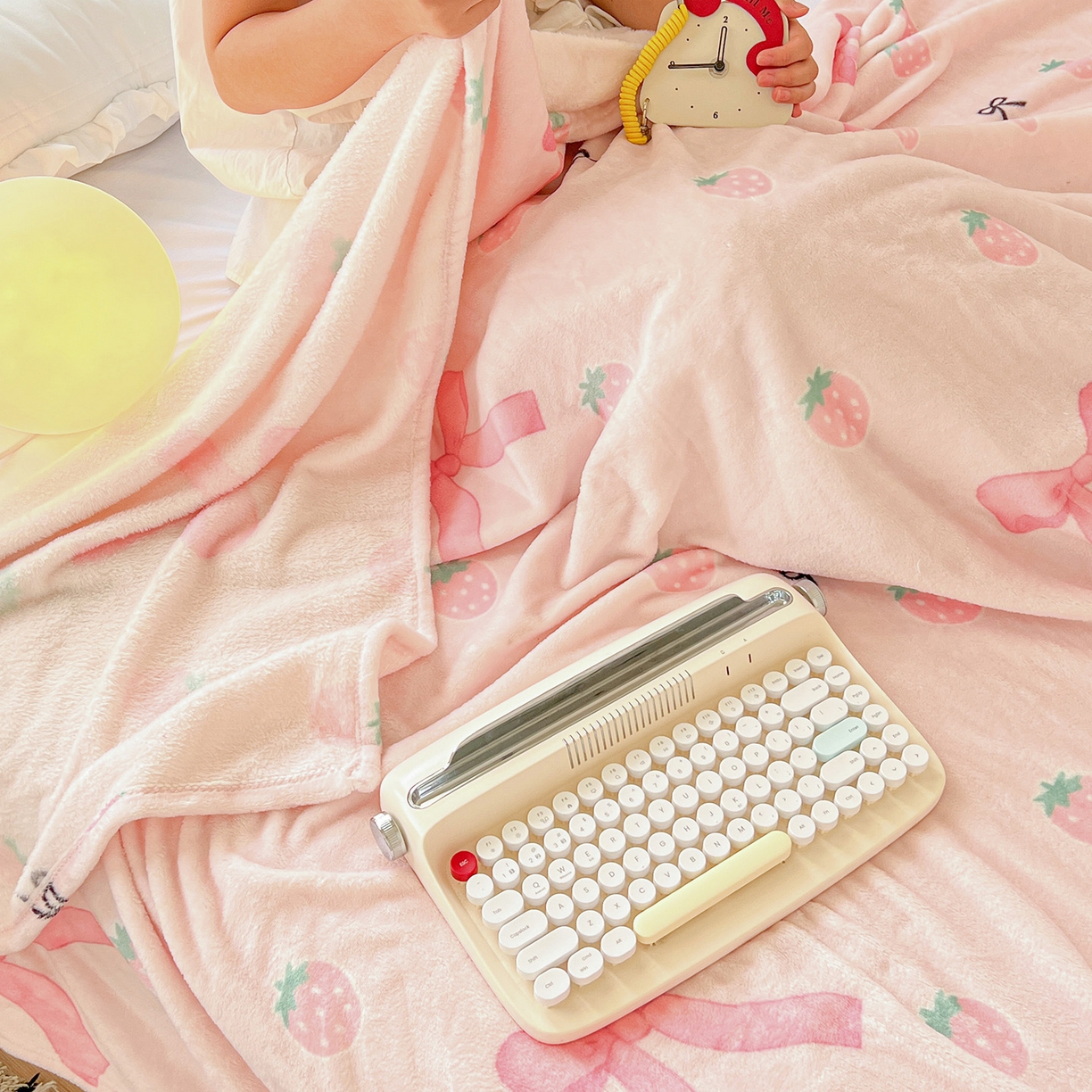 91家纺网 家纺一手货源 找家纺 初念 2025新款四季款双面牛奶绒多功能毛毯 草莓园