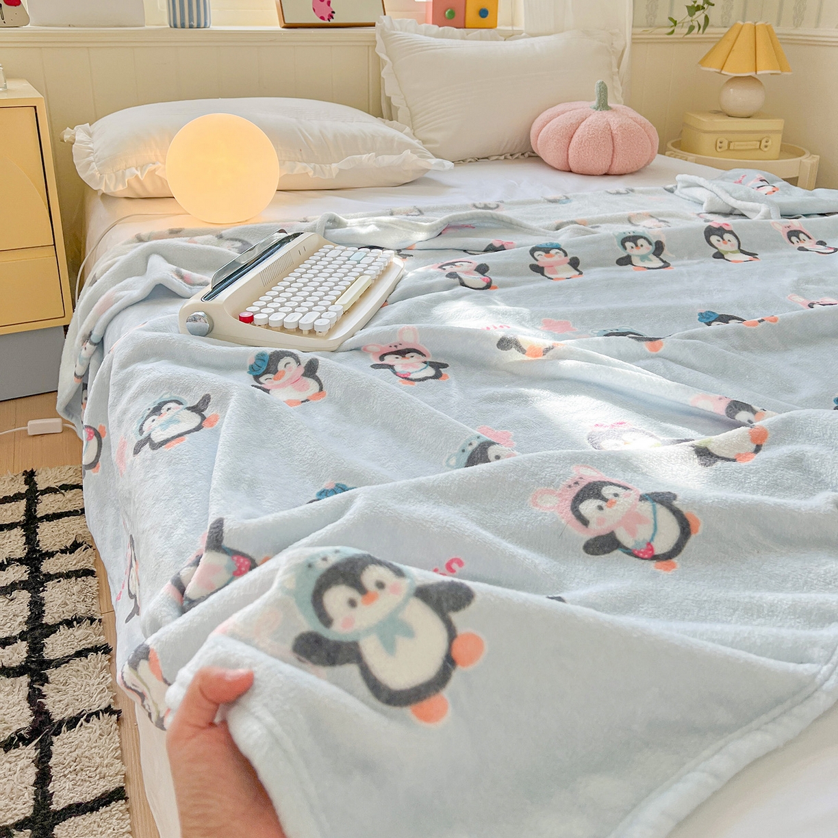 91家纺网 家纺一手货源 找家纺 初念 2025新款四季款双面牛奶绒多功能毛毯 QQ企鹅