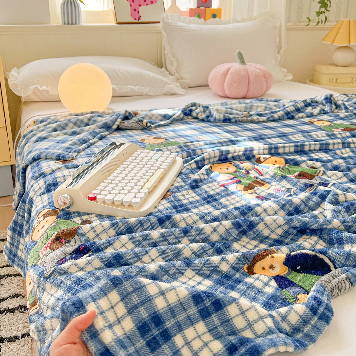 91家纺网 家纺一手货源 找家纺 初念 2025新款四季款双面牛奶绒多功能毛毯 穿鞋的熊