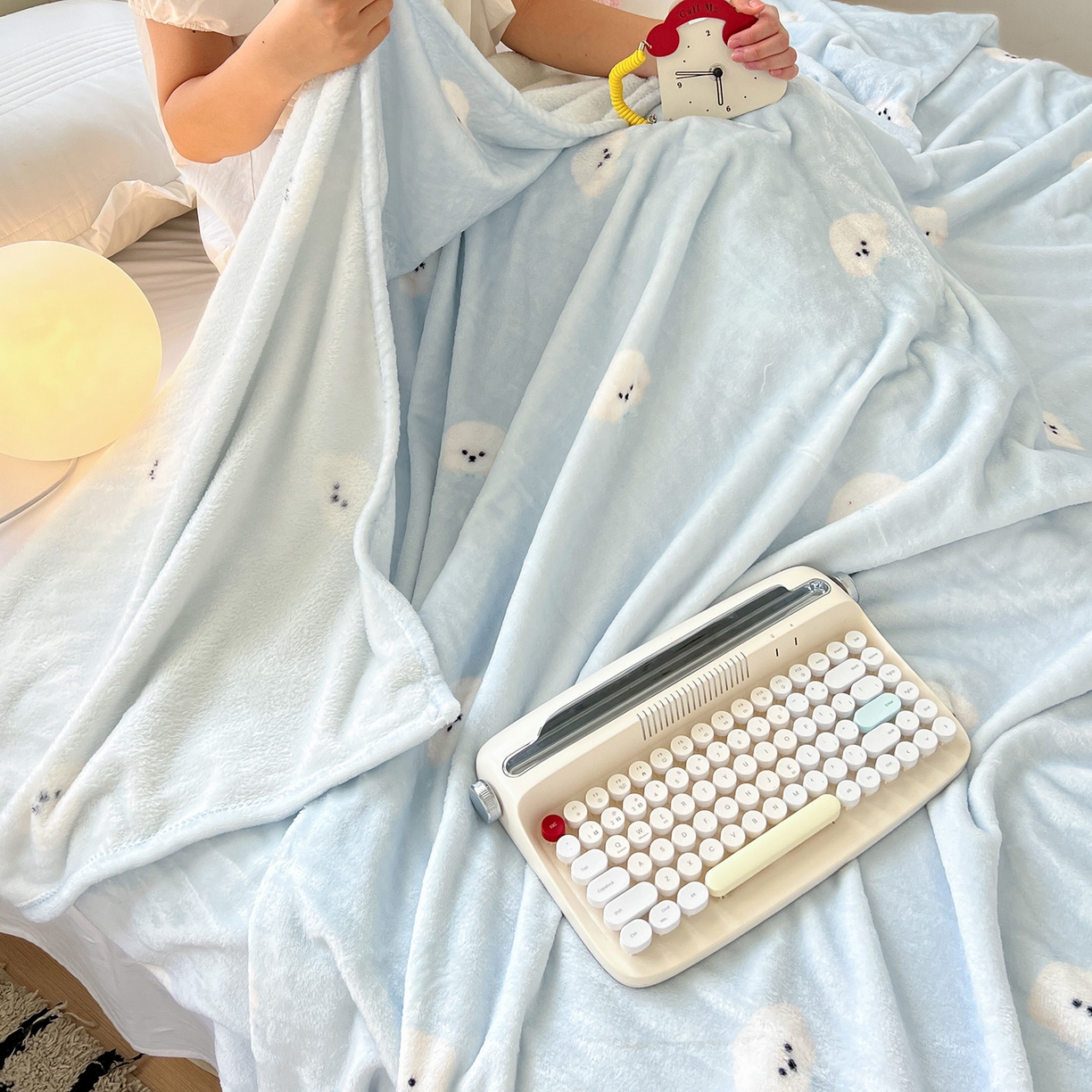 91家纺网 家纺一手货源 找家纺 初念 2025新款四季款双面牛奶绒多功能毛毯 可爱狗头-蓝