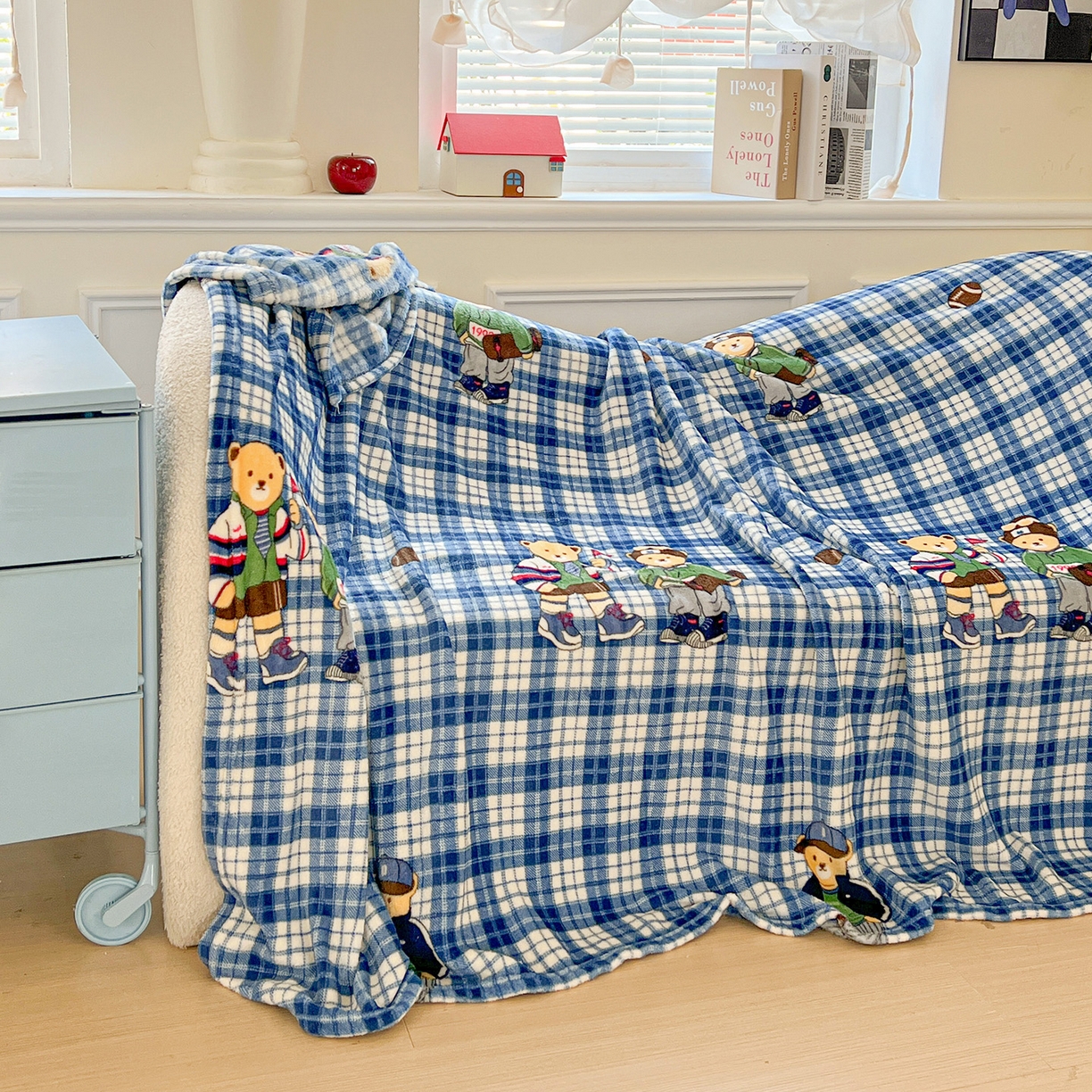 91家纺网 家纺一手货源 找家纺 初念 2025新款四季款双面牛奶绒多功能毛毯 穿鞋的熊