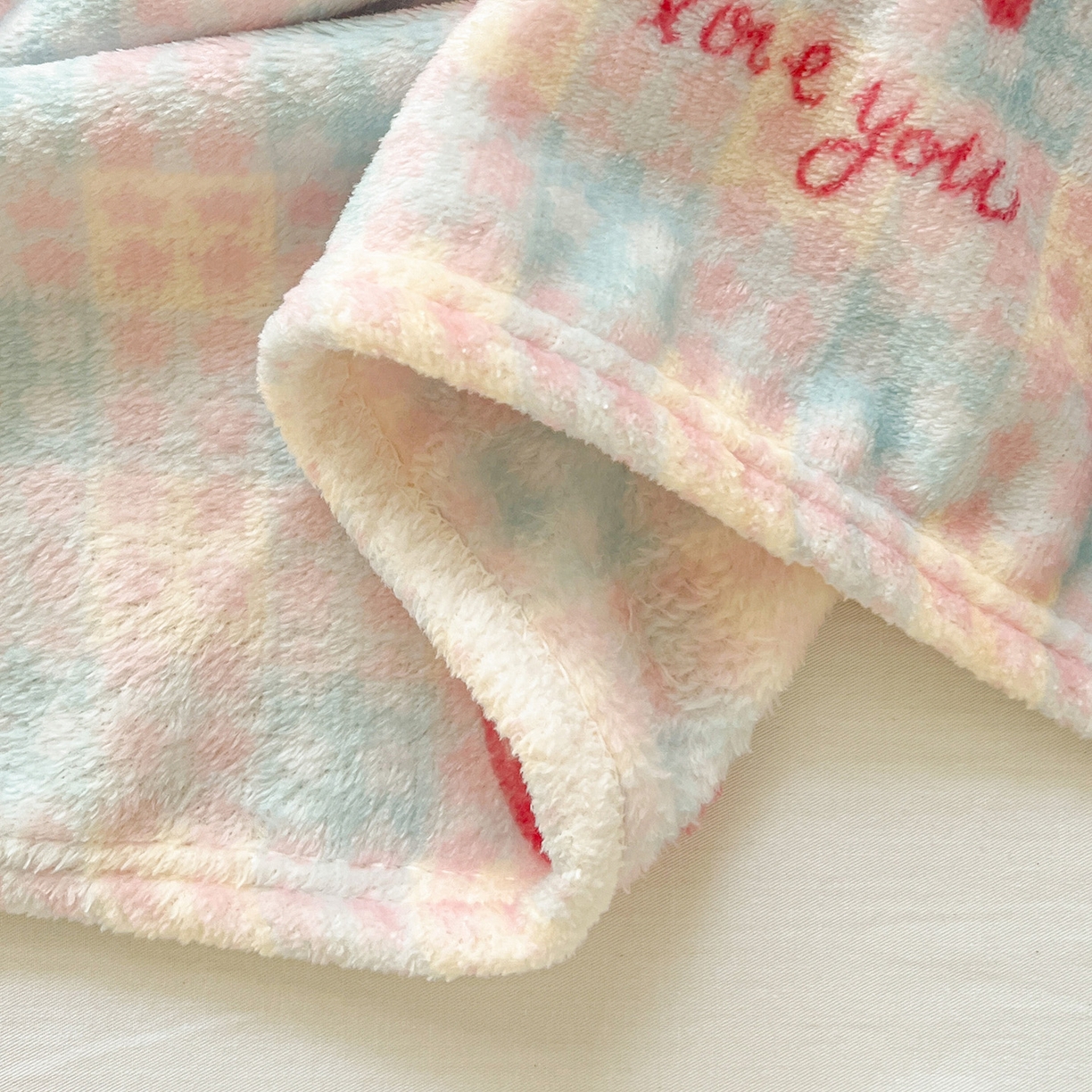 91家纺网 家纺一手货源 找家纺 初念 2025新款四季款双面牛奶绒多功能毛毯 草莓奶茶