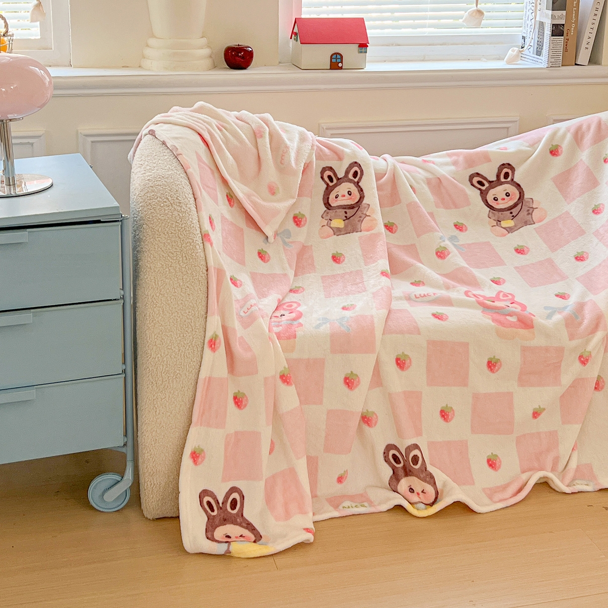 91家纺网 家纺一手货源 找家纺 初念 2025新款四季款双面牛奶绒多功能毛毯 奶糖拉布布