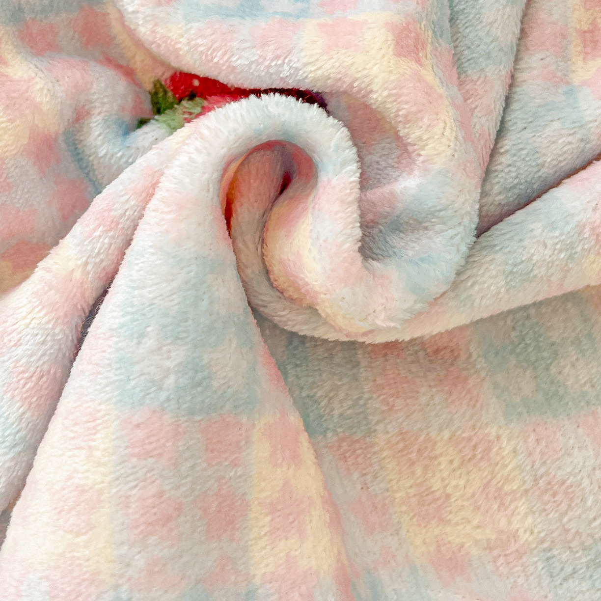 91家纺网 家纺一手货源 找家纺 初念 2025新款四季款双面牛奶绒多功能毛毯 草莓奶茶