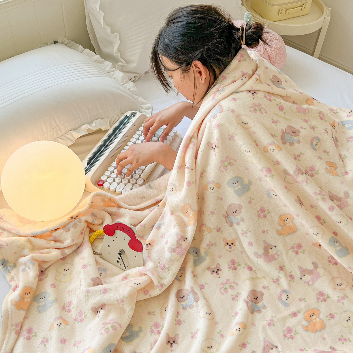 91家纺网 家纺一手货源 找家纺 初念 2025新款四季款双面牛奶绒多功能毛毯 小狗团子