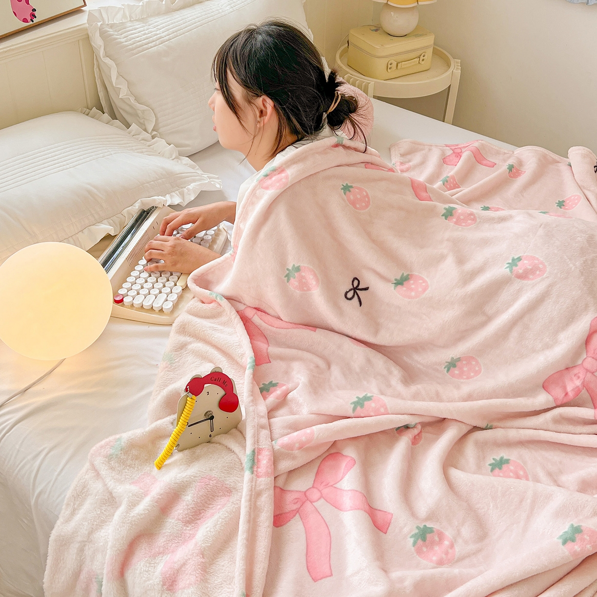 91家纺网 家纺一手货源 找家纺 初念 2025新款四季款双面牛奶绒多功能毛毯 草莓园