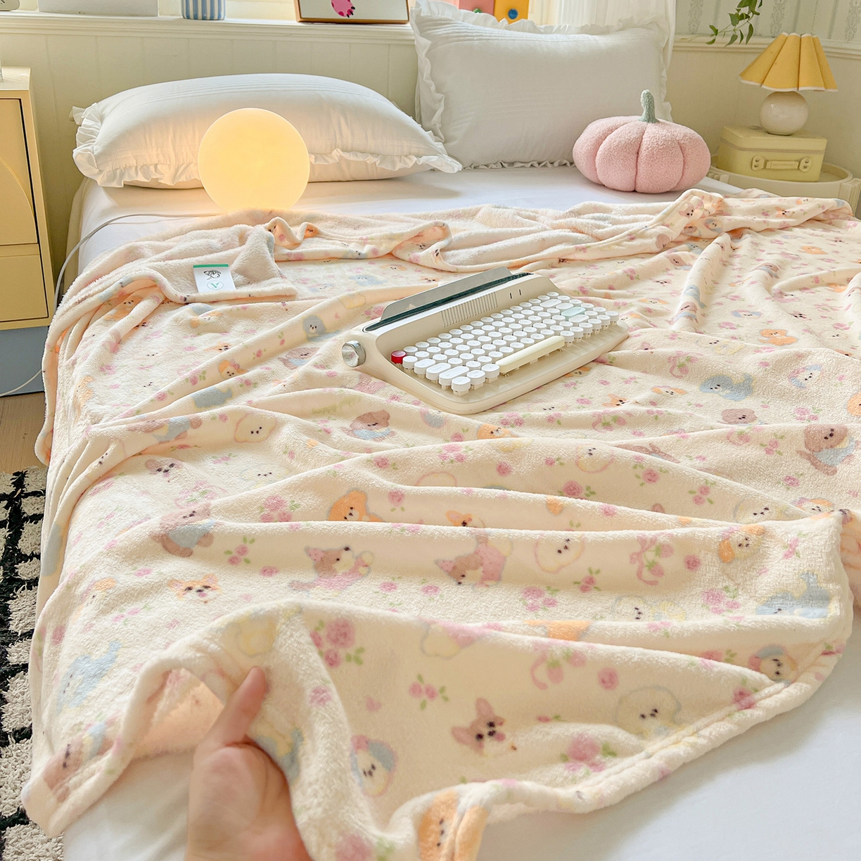 91家纺网 家纺一手货源 找家纺 初念 2025新款四季款双面牛奶绒多功能毛毯 小狗团子