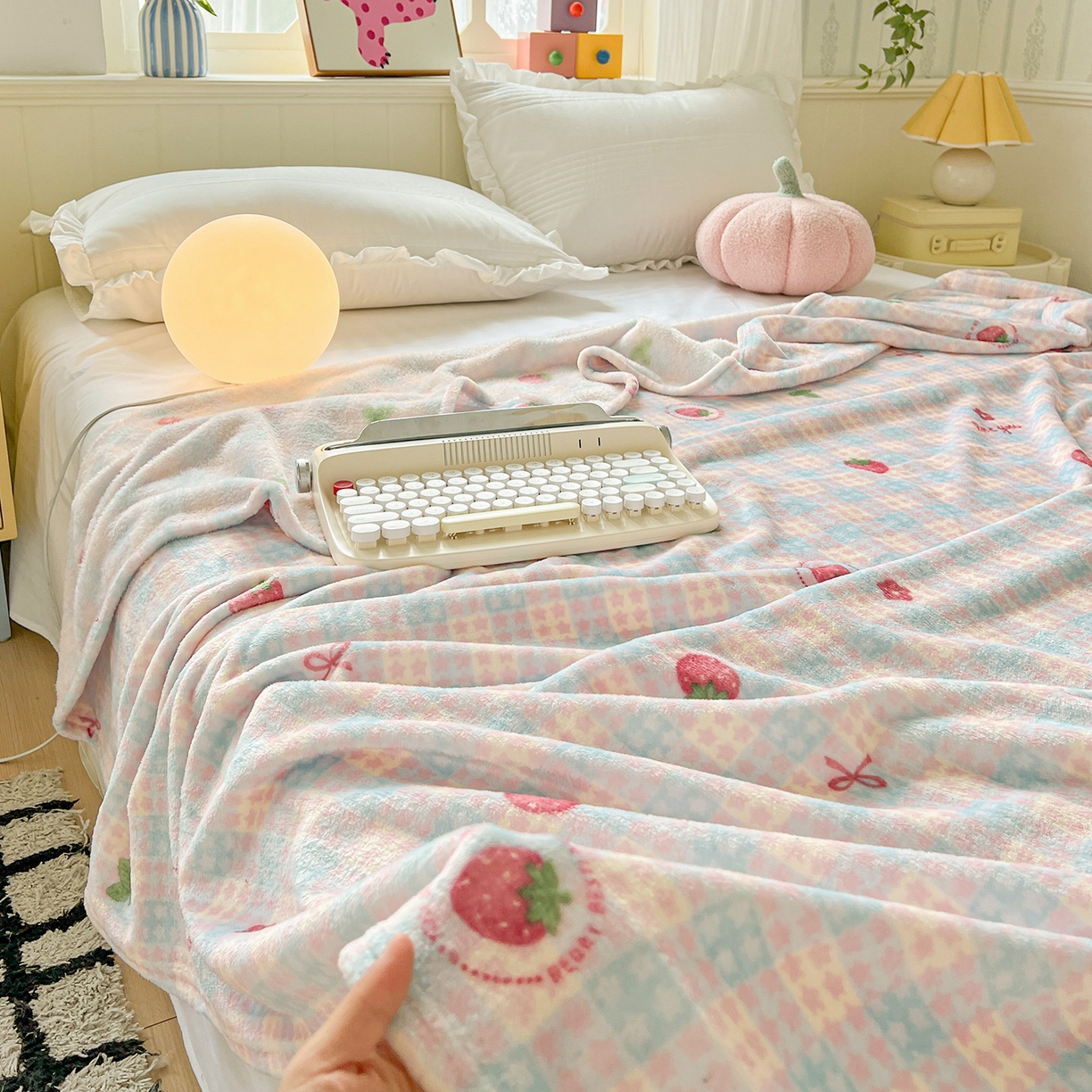 91家纺网 家纺一手货源 找家纺 初念 2025新款四季款双面牛奶绒多功能毛毯 草莓奶茶