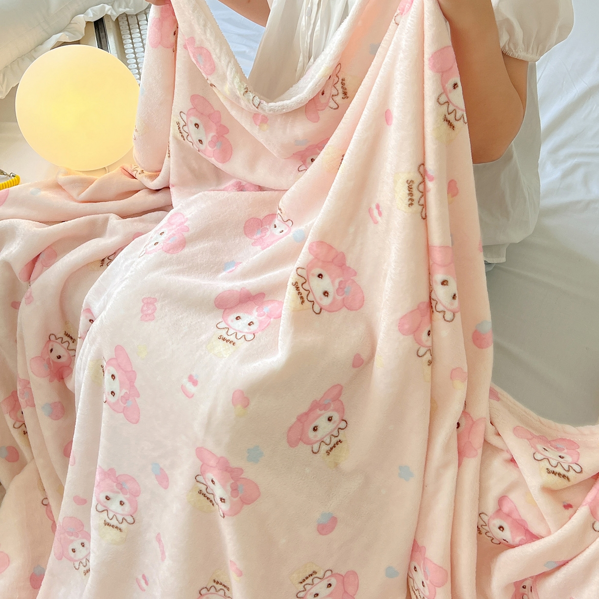 91家纺网 家纺一手货源 找家纺 初念 2025新款四季款双面牛奶绒多功能毛毯 甜茶小美