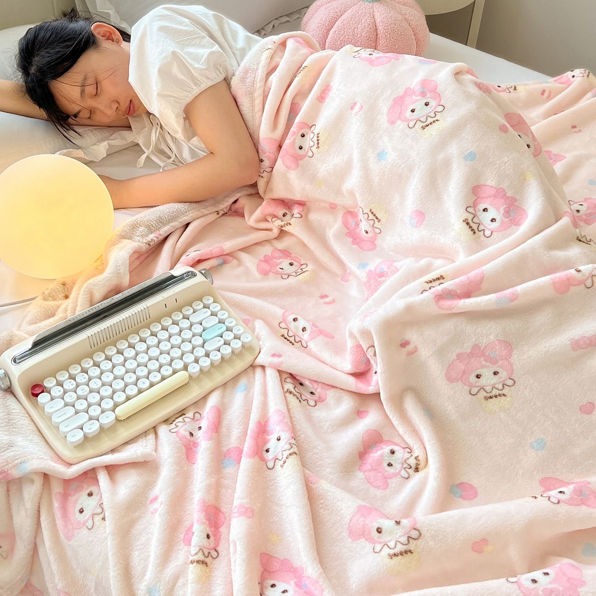 91家纺网 家纺一手货源 找家纺 初念 2025新款四季款双面牛奶绒多功能毛毯 甜茶小美