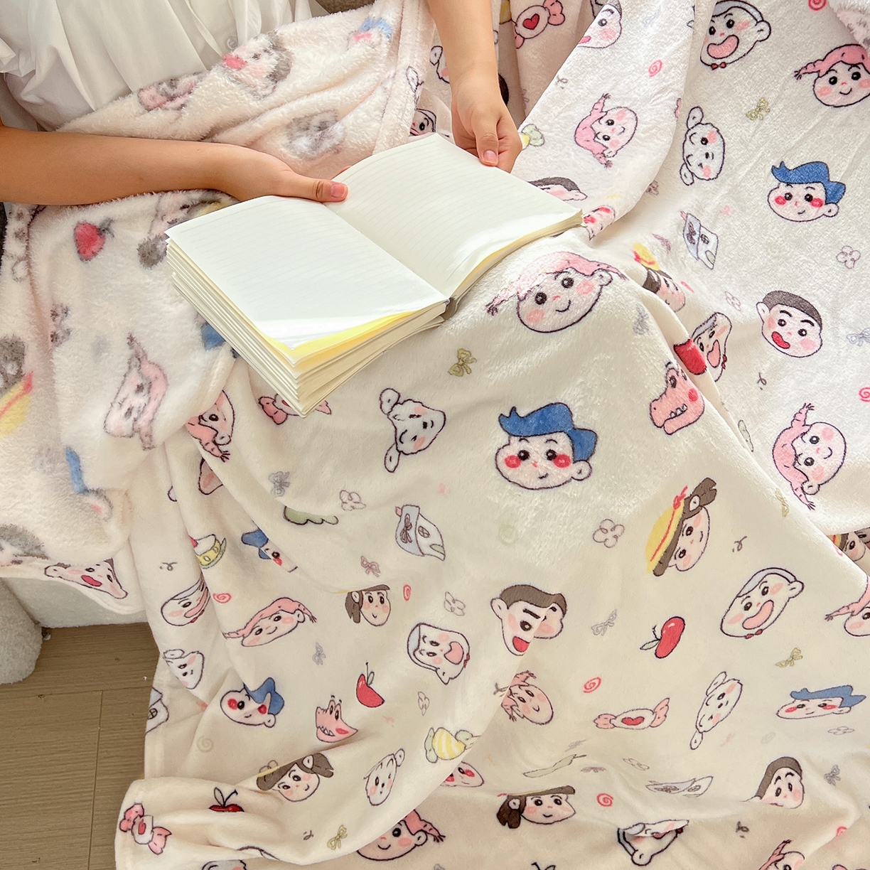 91家纺网 家纺一手货源 找家纺 初念 2025新款四季款双面牛奶绒多功能毛毯 糖果蜡笔