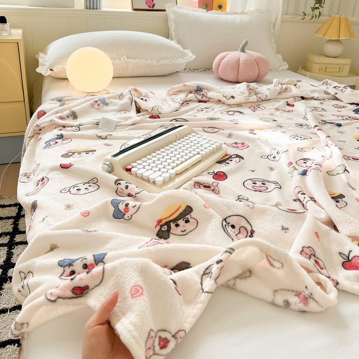 91家纺网 家纺一手货源 找家纺 初念 2025新款四季款双面牛奶绒多功能毛毯 糖果蜡笔