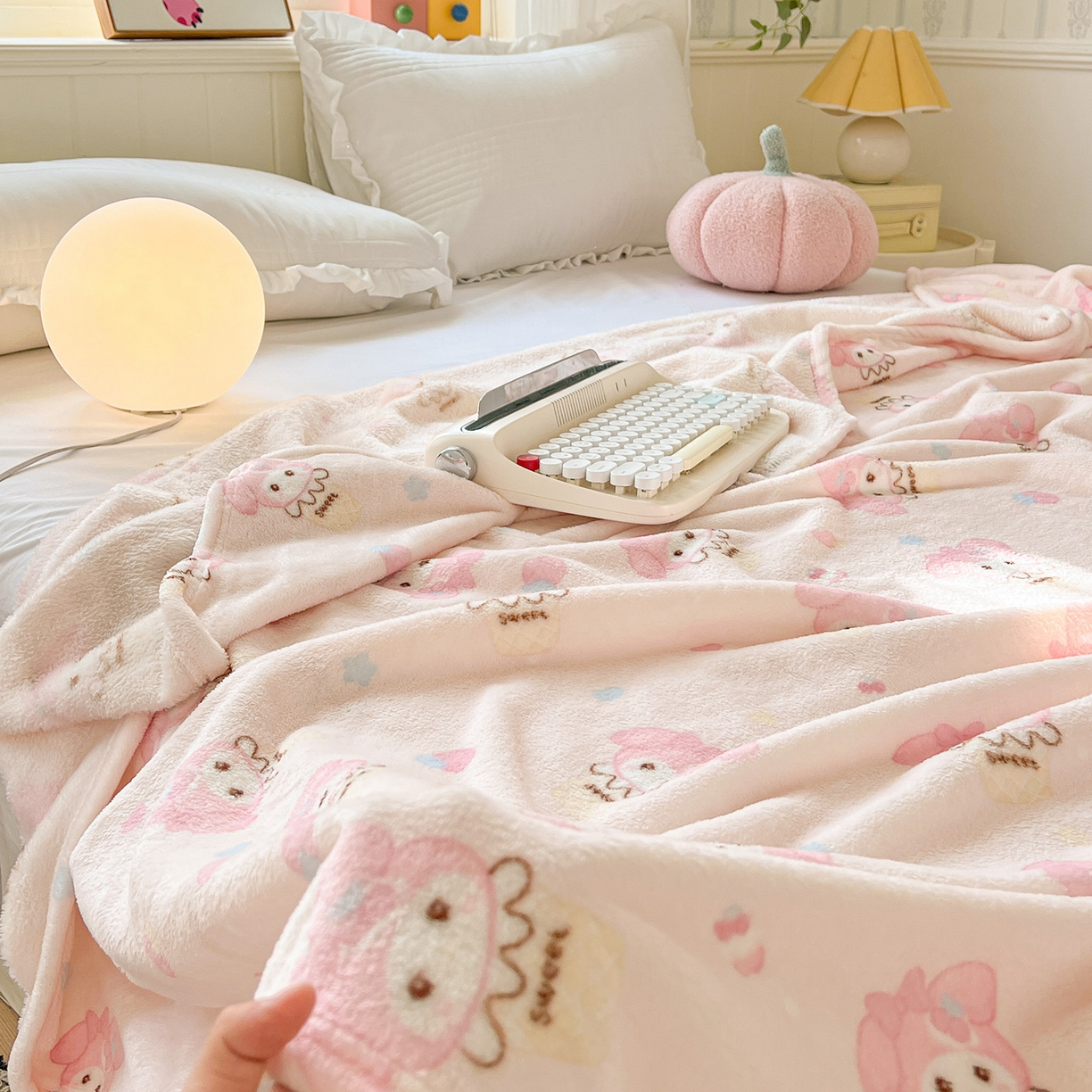 91家纺网 家纺一手货源 找家纺 初念 2025新款四季款双面牛奶绒多功能毛毯 甜茶小美