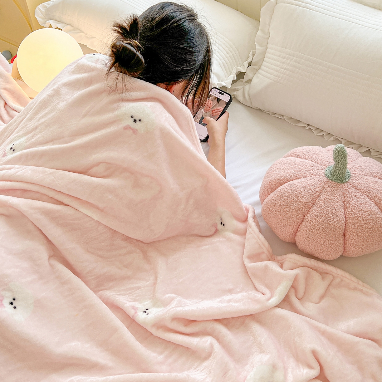 91家纺网 家纺一手货源 找家纺 初念 2025新款四季款双面牛奶绒多功能毛毯 可爱狗头-粉