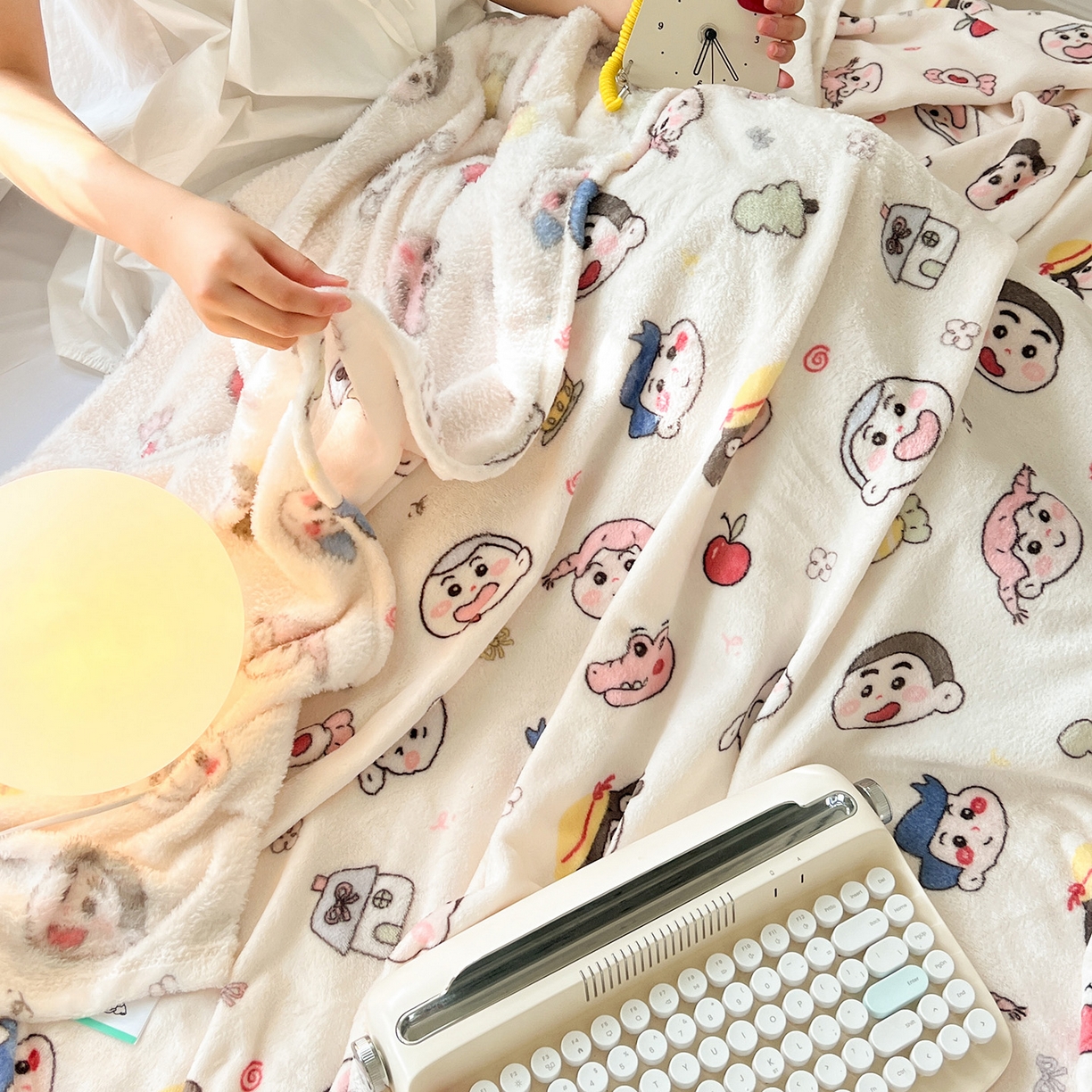 91家纺网 家纺一手货源 找家纺 初念 2025新款四季款双面牛奶绒多功能毛毯 糖果蜡笔