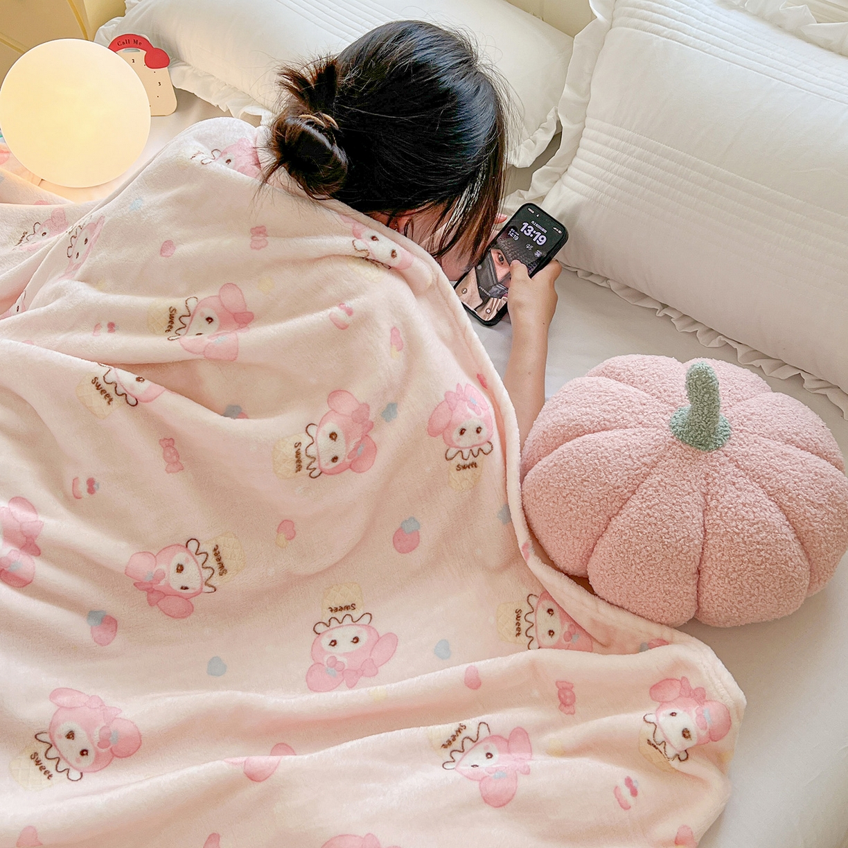 91家纺网 家纺一手货源 找家纺 初念 2025新款四季款双面牛奶绒多功能毛毯 甜茶小美