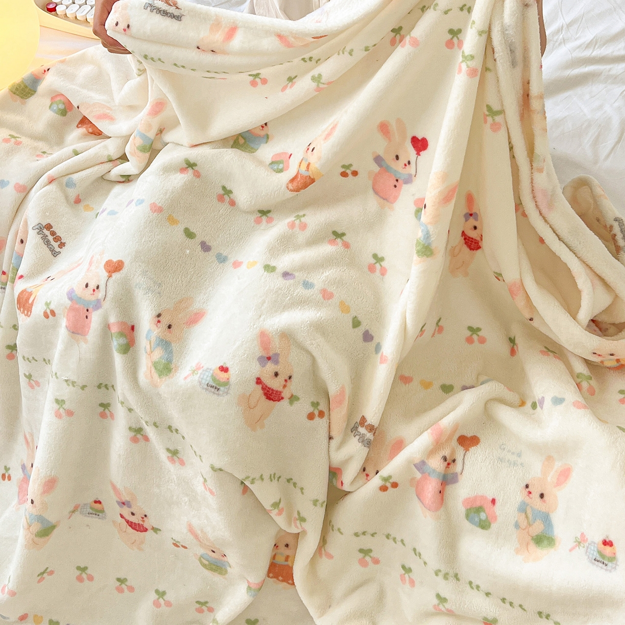 91家纺网 家纺一手货源 找家纺 初念 2025新款四季款双面牛奶绒多功能毛毯 小兔胡萝卜