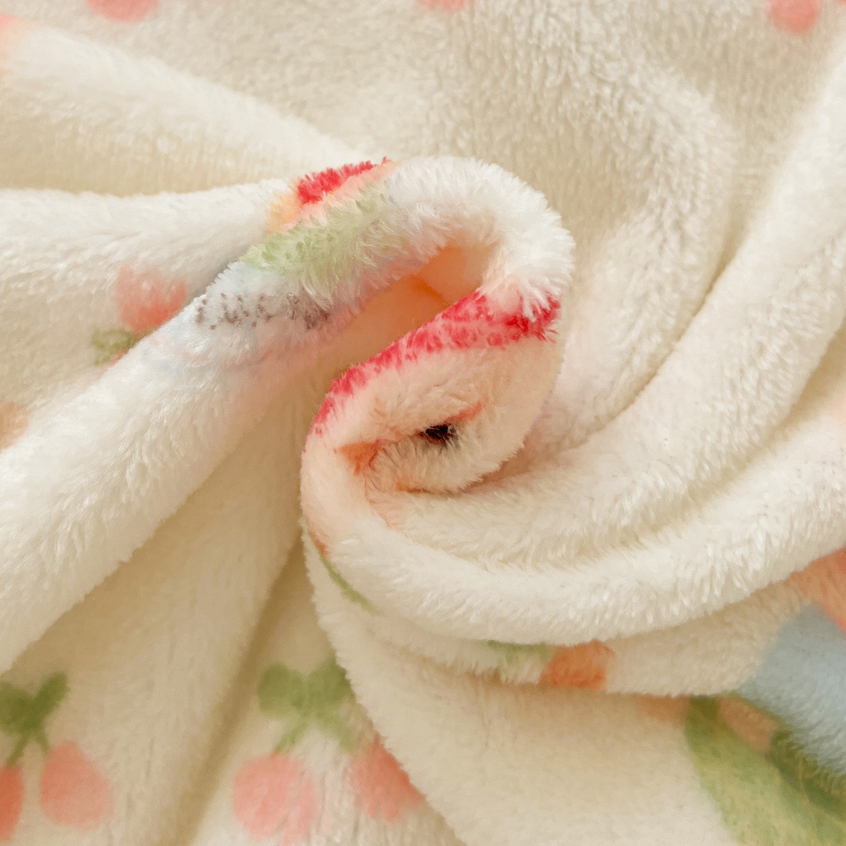 91家纺网 家纺一手货源 找家纺 初念 2025新款四季款双面牛奶绒多功能毛毯 小兔胡萝卜