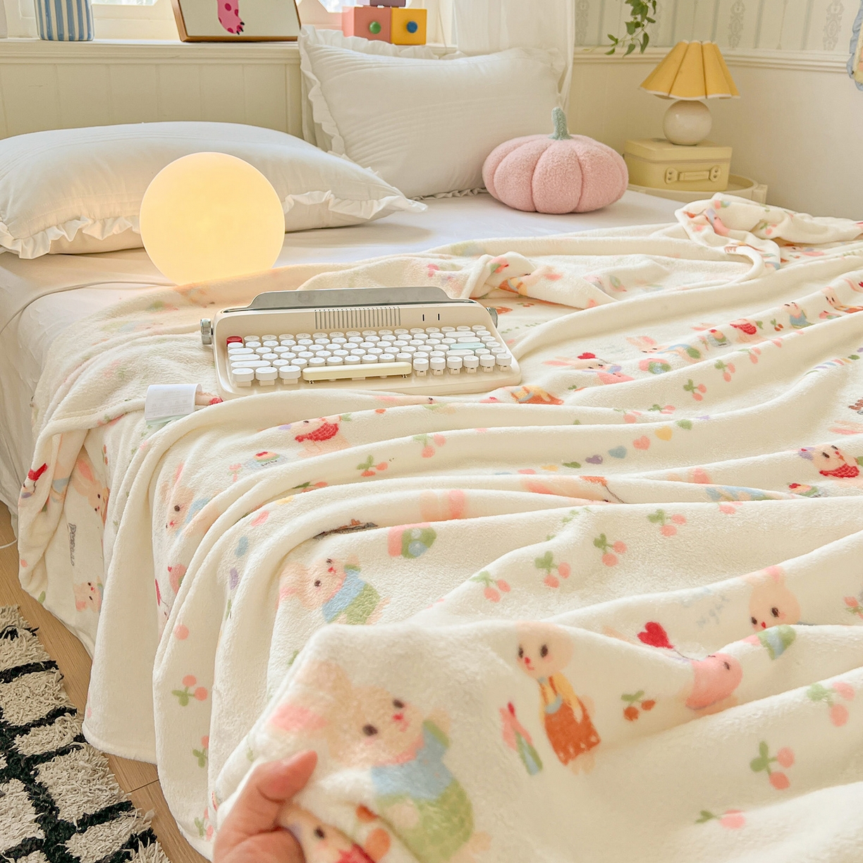 91家纺网 家纺一手货源 找家纺 初念 2025新款四季款双面牛奶绒多功能毛毯 小兔胡萝卜