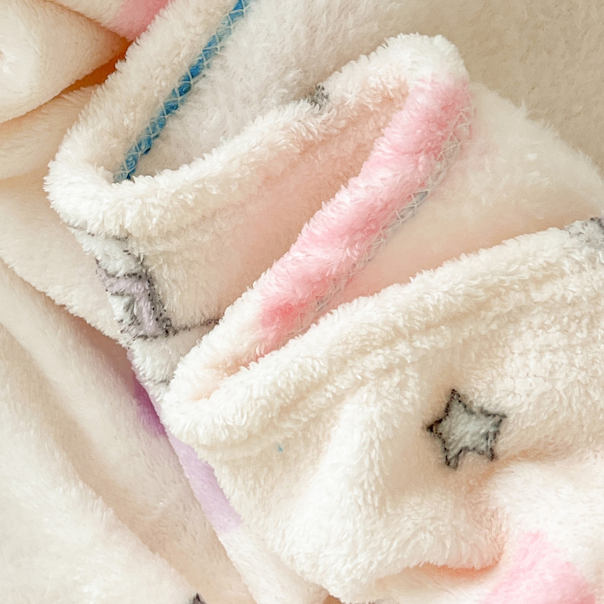 91家纺网 家纺一手货源 找家纺 初念 2025新款四季款双面牛奶绒多功能毛毯 星星米菲