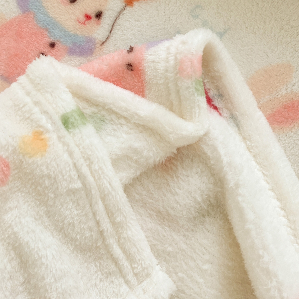 91家纺网 家纺一手货源 找家纺 初念 2025新款四季款双面牛奶绒多功能毛毯 小兔胡萝卜