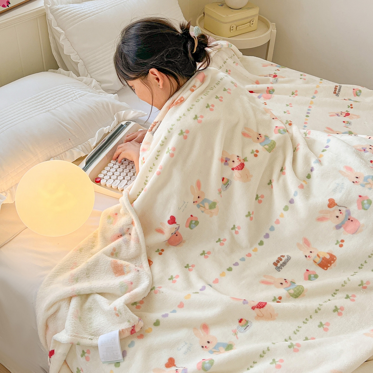 91家纺网 家纺一手货源 找家纺 初念 2025新款四季款双面牛奶绒多功能毛毯 小兔胡萝卜