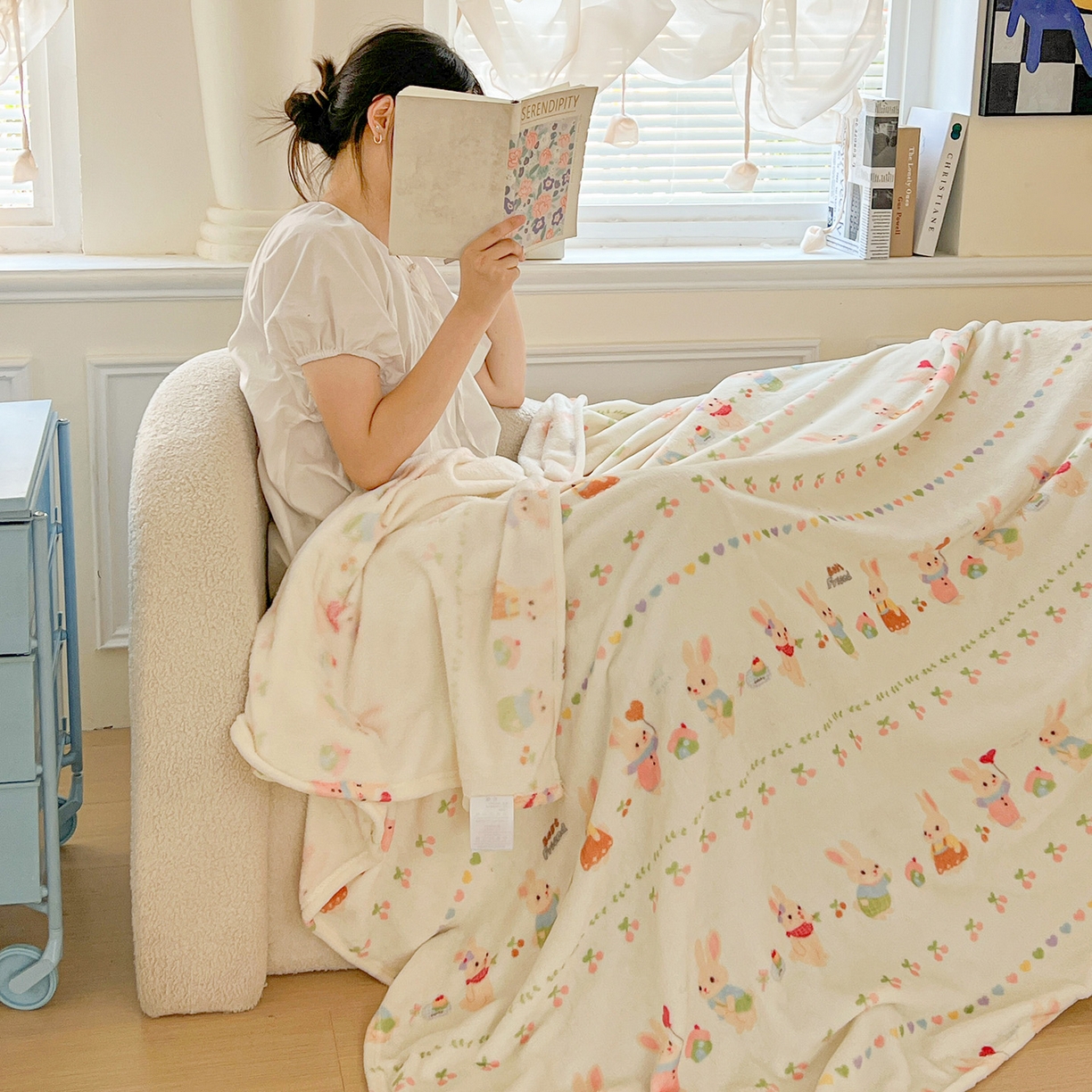 91家纺网 家纺一手货源 找家纺 初念 2025新款四季款双面牛奶绒多功能毛毯 小兔胡萝卜